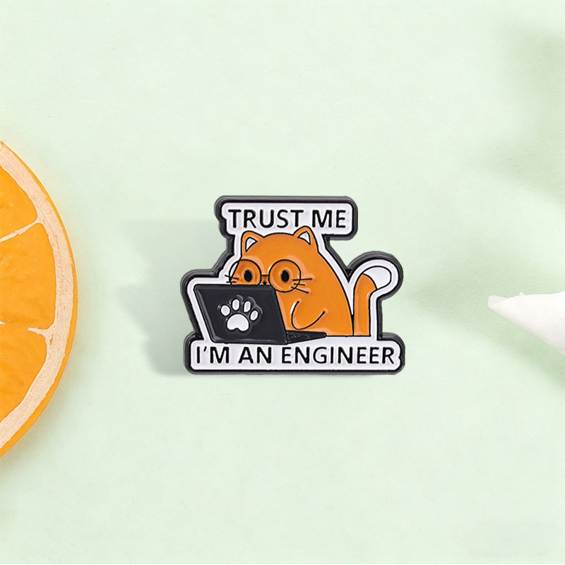 Tech Accessories Designer - Ben bir mühendisim alıntılı emaye rozet,